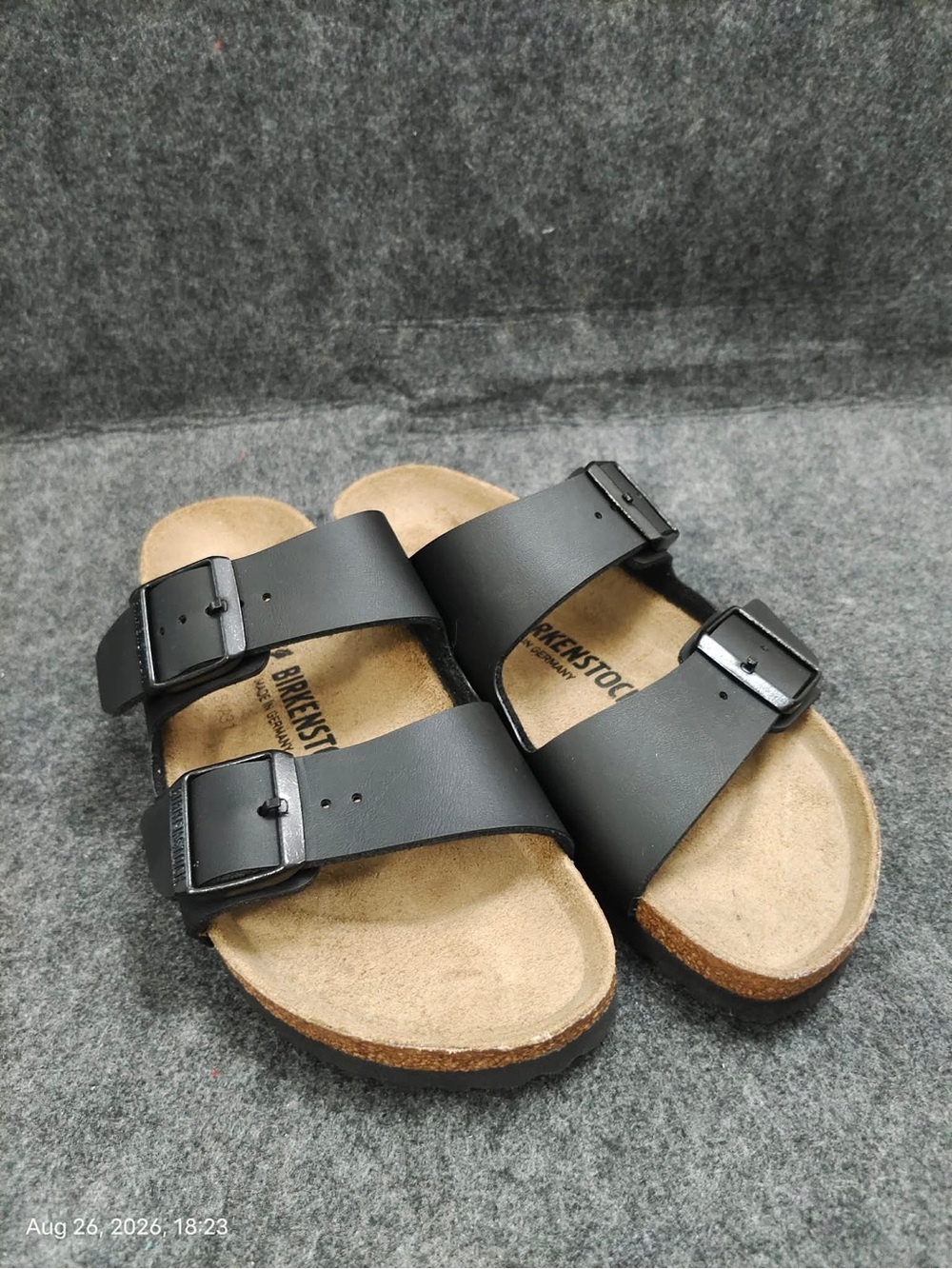 NWOB Birkenstock Arizona Birko-Flor Slide Sandal
Women’s size 7 Men’s 5 Black